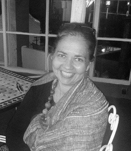 Photo en noir et blanc de l'écrivaine indépendante Pauline de Villiers Brettell écrit sur son blog — les olives, les tapis et autres éléments d'inspiration design sur son blog Tea in Tangier : www.teaintangier.com